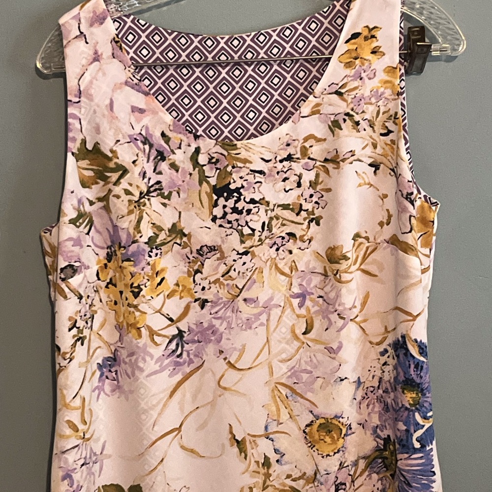 SELLING WOMEN TOP SIZE SMALL FLORAL COLOR UNBRANDED REVERSIBLE BLOUSE USED